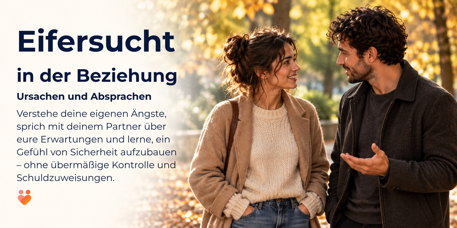 Ein Paar unterhält sich bei einem Herbstspaziergang